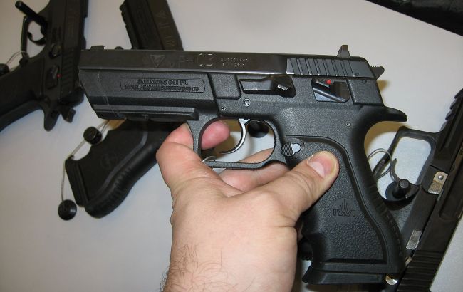 Во Львове восьмиклассник получил тяжелое ранения после игры с оружием