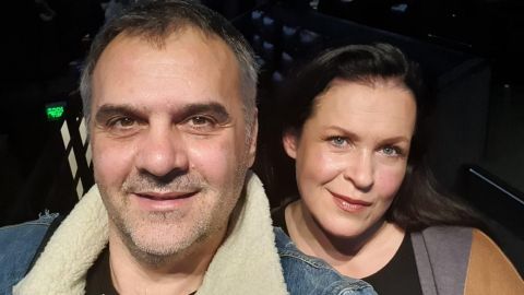 Ескі мотоцикл бейнелері Әйел ретінде эротика күйеуін алдайды