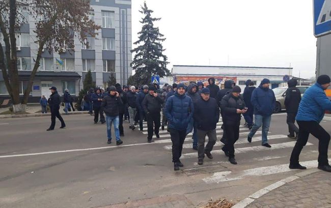 В Ровно владельцы "евроблях" блокировали таможню, произошла потасовка с полицией