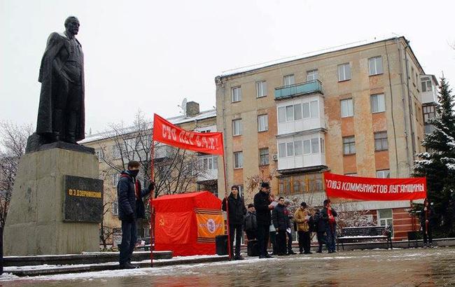 "Червоні фашисти": у мережі обговорюють "чекістський" мітинг в центрі Луганська