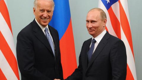 Россия на фоне обострения в отношениях с США готовит разговор Путина с Байденом