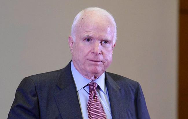 Сенат США встретил аплодисментами Джона Маккейна, который пришел на работу после операции