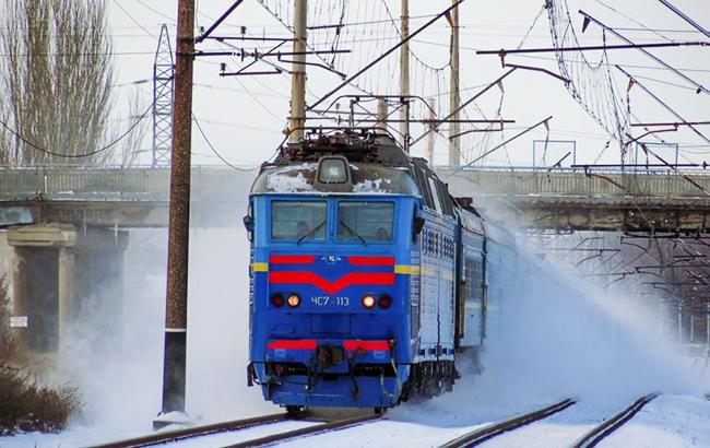 "Шел в наушниках": под Киевом поезд насмерть сбил 19-летнего парня