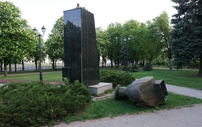 Неизвестные в масках повалили памятник "палачу" в Харькове (фото)
