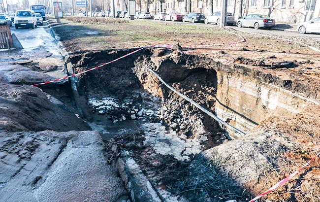 Из-за провала дороги в Соломенском районе затруднено движение