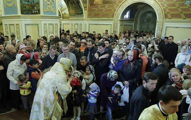 Тысячи киевлян вышли в поддержку Десятинного монастыря