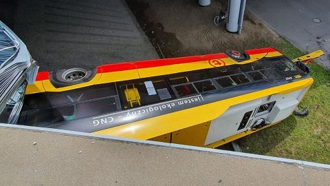 У Польщі з мосту впав автобус, є загиблий і десятки поранених