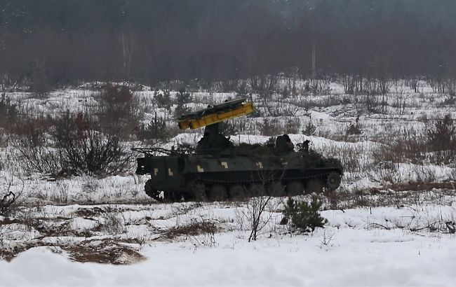 На одном из полигонов в Украине бронетягач насмерть задавил военного