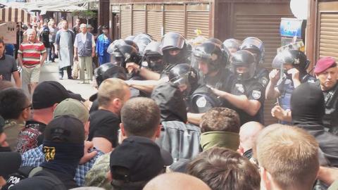 У Києві розгромили кіоски на ринку, де раніше побили військового пенсіонера