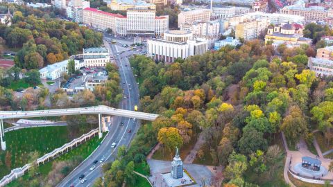У Києві просто посеред вулиці утворився басейн (відео)