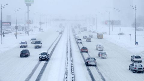 Эксперты дали советы, как правильно водить авто во время гололеда и метели