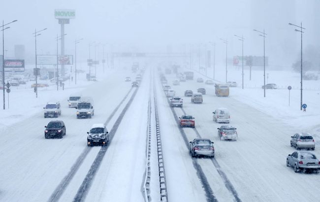 Негода в Україні: водіїв попередили про можливі обмеження на низці трас