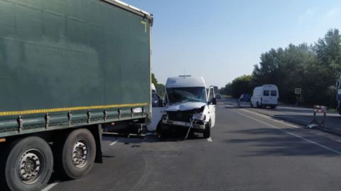 На трассе Киев-Чернигов столкнулись фура и микроавтобус с пассажирами, есть пострадавшие