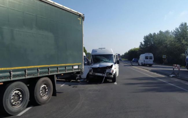 На трассе Киев-Чернигов столкнулись фура и микроавтобус с пассажирами, есть пострадавшие