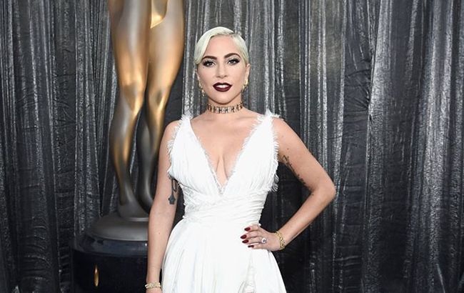 Леді Гага вилізла на шанувальника і впала зі сцени (відео)