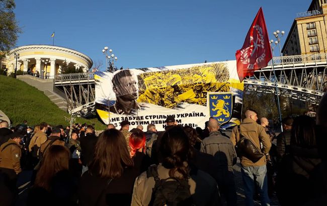 Учасник маршу на честь дивізії "Галичина" пояснив скандальний жест: що це було (фото, відео)