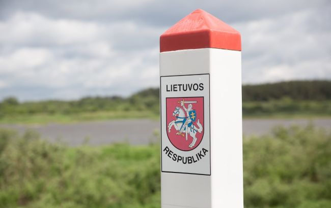 Білоруські біженці розбили табір на кордоні з Литвою та влаштували протести