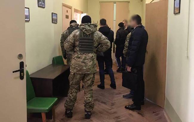 СБУ проводит следственные действия в Подольском суде Киева