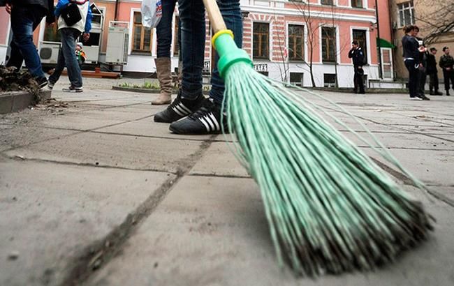 В Украине должники по выплате алиментов приступили к выполнению общественных работ