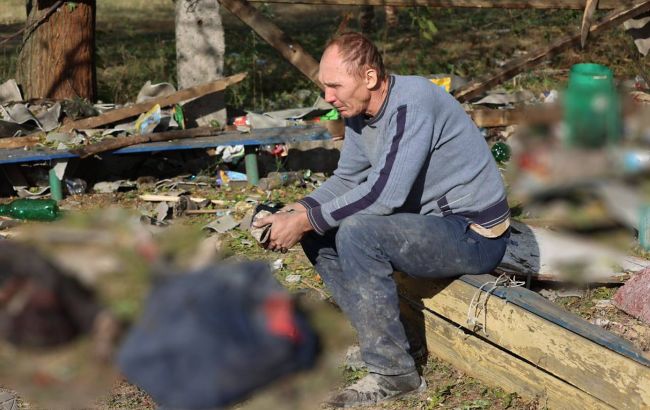 Люди собрались помянуть погибшего воина: детали о ракетном ударе по селу Гроза