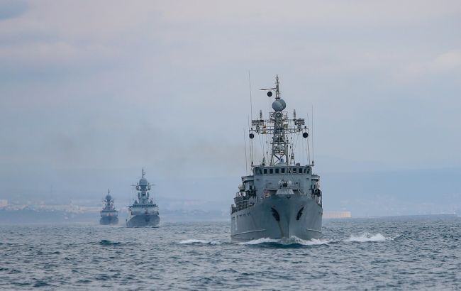 Российские военные корабли вышли в море в Крыму для учений