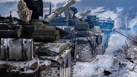 Россия продолжает стягивать войска к границам Украины, - Bloomberg