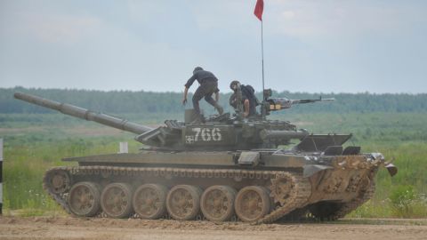 Українські бійці на підступах до Маріуполя знищила танк окупантів (відео)