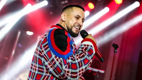 MONATIK вразив новою піснею українською мовою (відео)