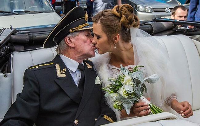 Не хотела ребенка: 87-летний российский актер разводится со своей 27-летней женой