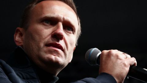 Навальный возвращается в Россию