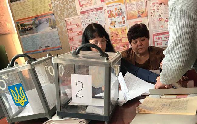 Місцеві вибори: зафіксовані підвезення виборців і спроби видати бюлетені без паспорта
