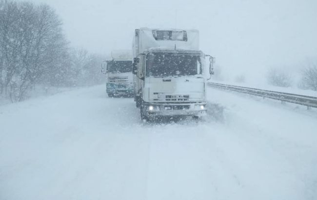 Перекриті дороги та скасовані рейси: Одеса потерпає від снігопадів