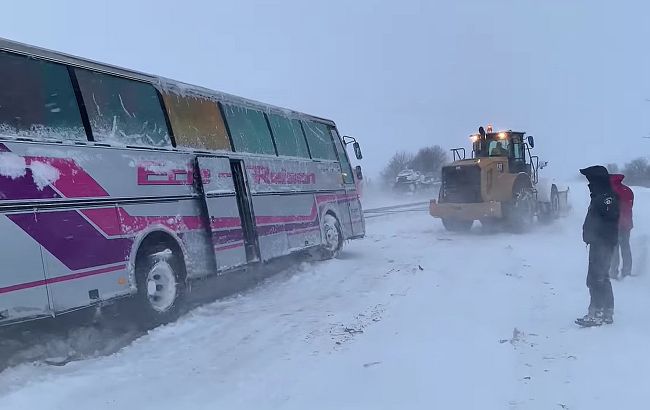 Снежная буря под Одессой: видео и фото спасения украинцев из снежных ловушек
