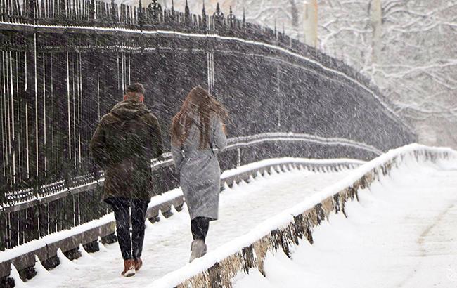 Украину заметает снегом: первые последствия непогоды