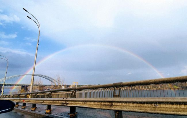 Над небом Киева раскинулась восхитительная радуга-мост: "весенняя природа незабываемая!" (фото)