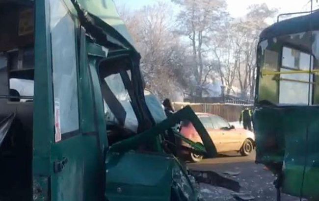 В Чернигове маршрутка столкнулась с троллейбусом, 12 пострадавших