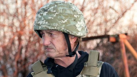 Шонн Пенн побывал на Донбассе: увидел последствия российской агрессии своими глазами (фото)