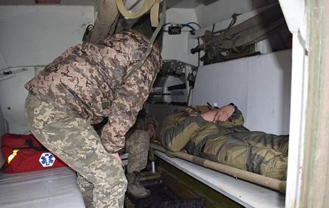 На Донбасі поранили медика-волонтера