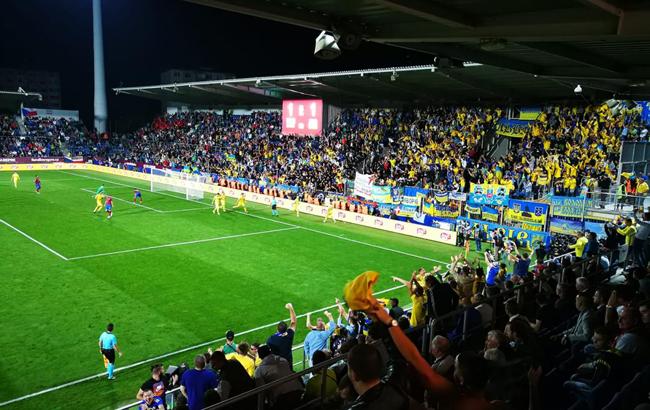 "Згинуть наші вороженьки": болельщики потрясающе исполнили гимн Украины на стадионе в Чехии (видео)