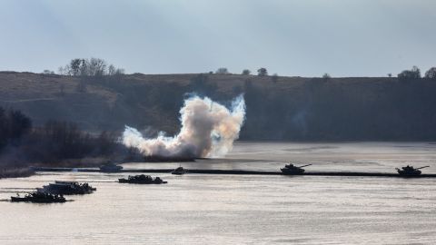 Угроза российского вторжения: сколько украинцев считают его реальным