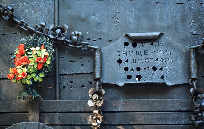 В Киеве вандалы повредили памятник в Бабьем яру