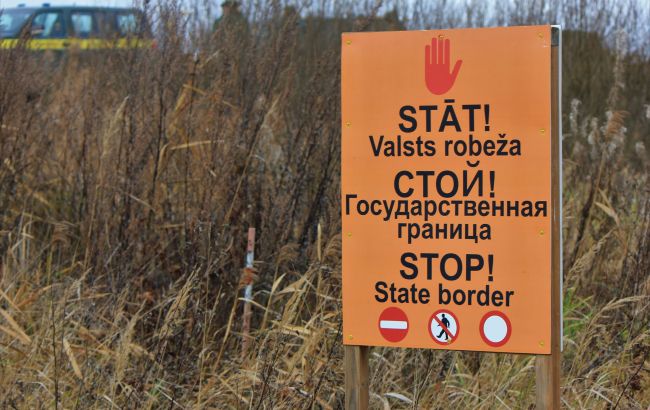 Латвия завершила строительство временного забора на границе с Беларусью