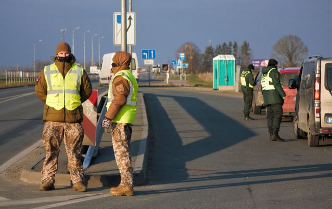 Россияне устроили "ад" украинским беженцам на границе с Латвией