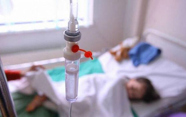 У Чернівецькій області у лікарнях після отруєння залишаються півсотні людей