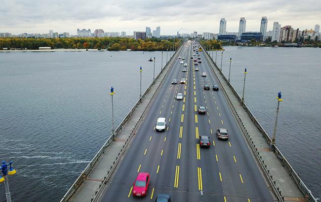 "Из-за таких гибнут люди": киевлян шокировало поведение таксиста на мосту Патона (видео)