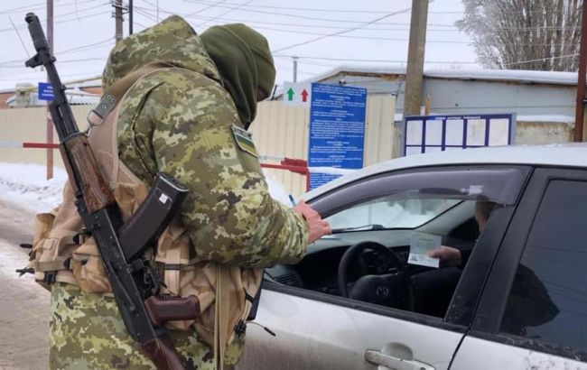На кордоні з Росією у жінки виявили рюкзак зі снайперським прицілом і мисливськими ножами