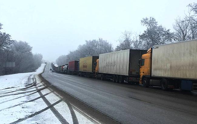 В’їзд вантажівок до Києва завтра можуть обмежити через снігопад
