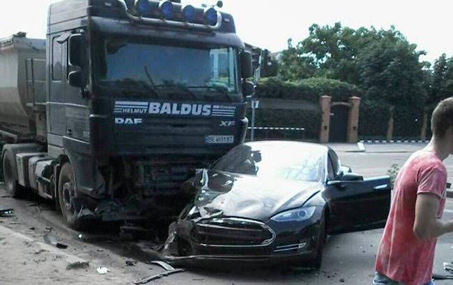 В Николаеве электрокар Tesla столкнулся с грузовиком