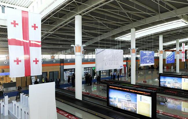 "Нагадуємо світу" в Грузії пасажирам аеропорту клеять стікери "Росія-окупант"