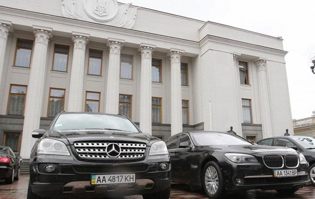 "Mercedes не мій": журналісти розповіли, на яких авто їздять депутати Ради
